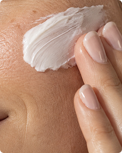 aplicacion de crema facial en primer plano 1